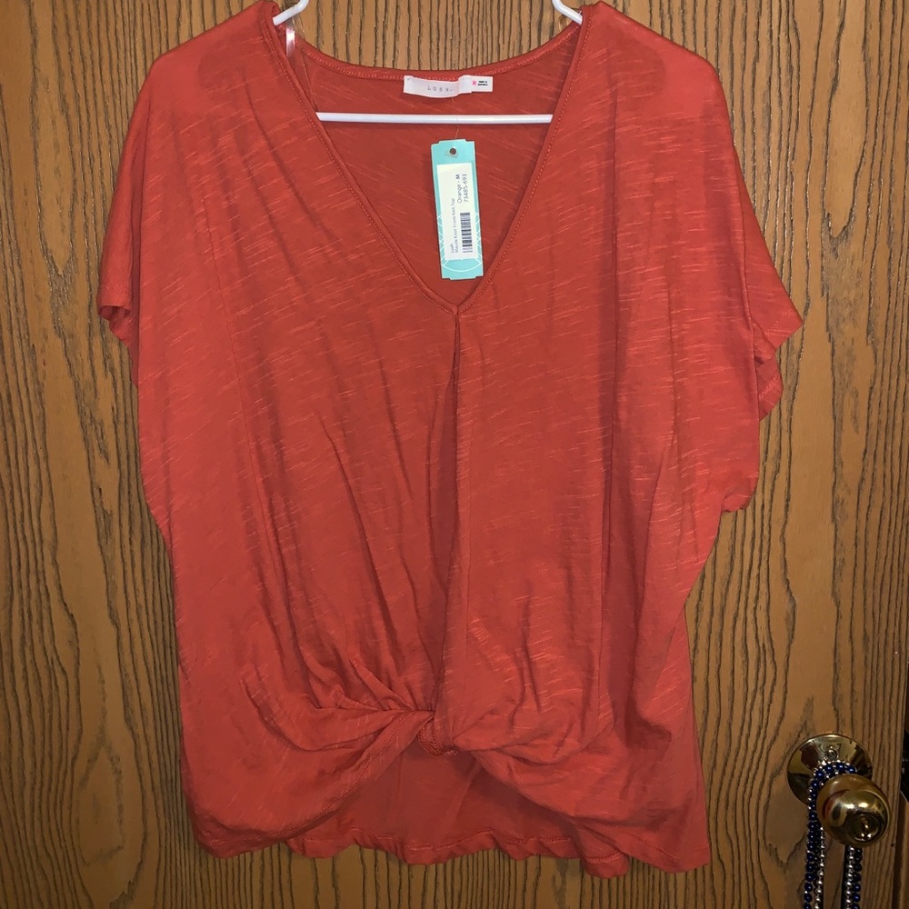 Super cute T-shirt with a little front knot